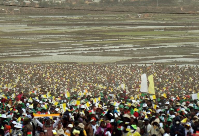 Vista panorámica de la misa del Papa en Antananarivo
