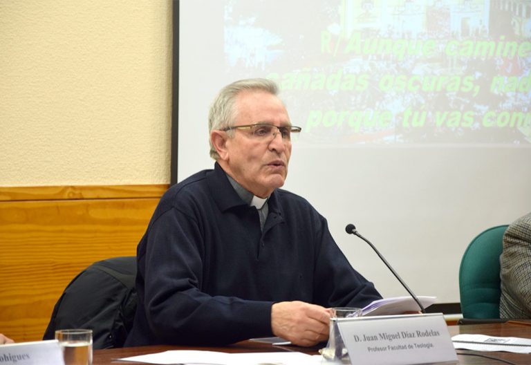 El biblista Juan Miguel Díaz Rodelas durante una de sus múltiples conferencias