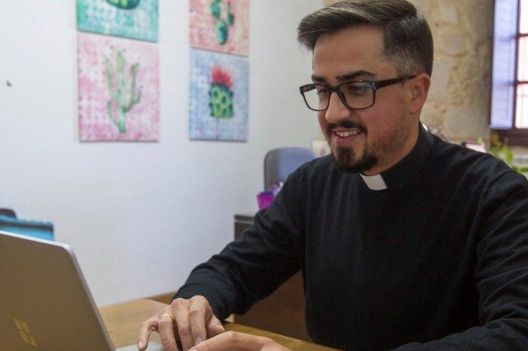 El sacerdote que invita a comer como un cura y hacer un directo en Instagram
