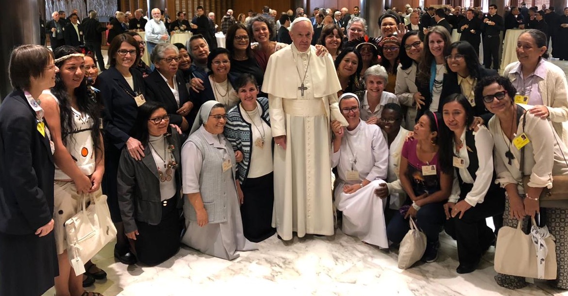 Papa y mujeres en el Sínodo
