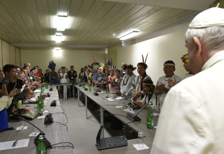Francisco se reúne con un grupo de indígenas en Roma