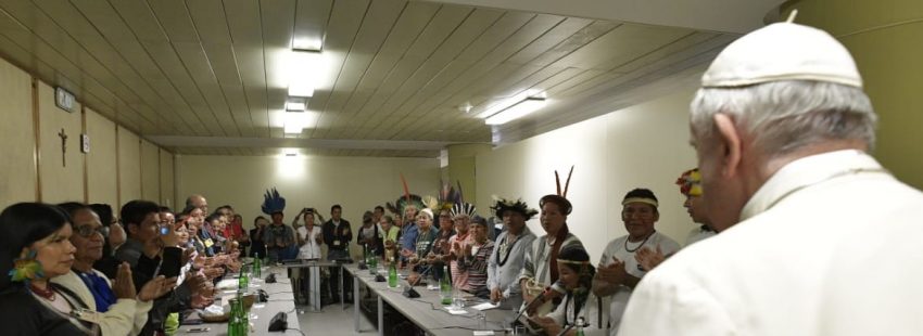 Francisco se reúne con un grupo de indígenas en Roma