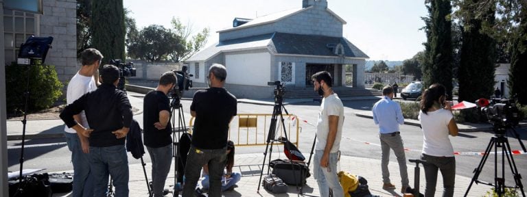 exhumacion-franco-periodistas ante la capilla-mingorrubio-para inhumacion