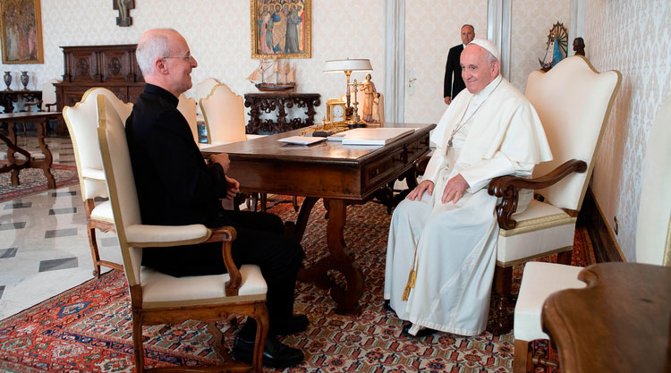 El papa Francisco, en audiencia con el jesuita James Martin