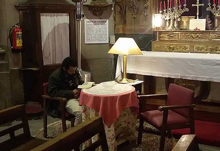 El despacho del padre Ángel se llena de colchones para acoger a las familias sintecho