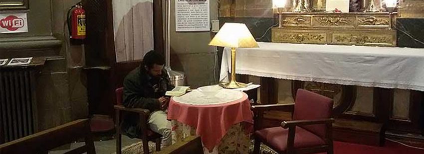 El despacho del padre Ángel se llena de colchones para acoger a las familias sintecho