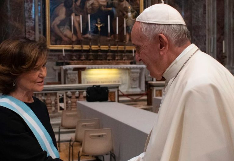 La vicepresidenta del Gobierno de España saluda al papa Francisco antes del consistorio