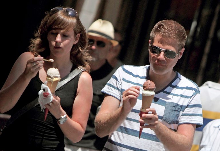 Pareja-hombre-mujer-paseo