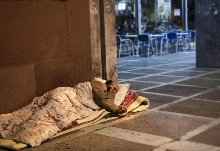 persona sin hogar durmiendo en una acera españa