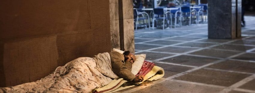 persona sin hogar durmiendo en una acera españa