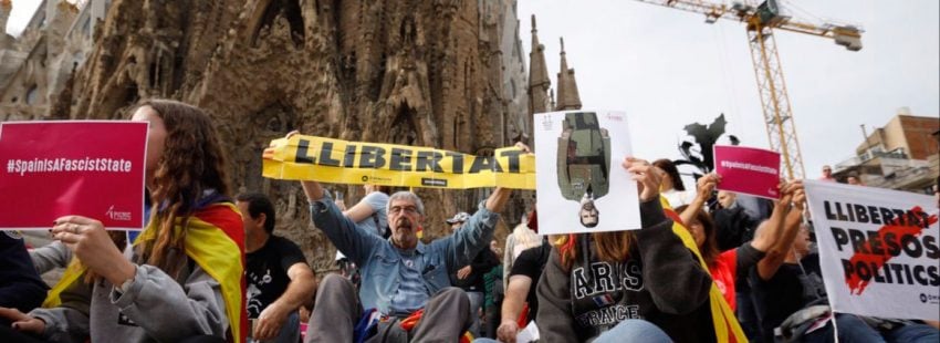 Los independentistas bloquean ahora la Sagrada Familia para protestar contra el “estado fascista