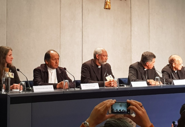 El presidente de los obispos bolivianos pide en el Sínodo de la Amazonía que la mujer tenga un