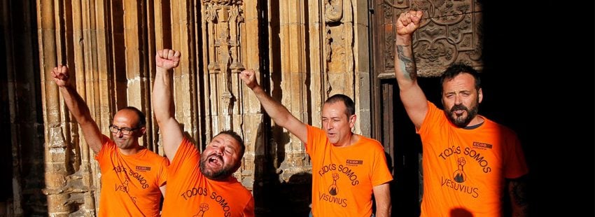 El arzobispo de Oviedo respalda el encierro de tres trabajadores de una multinacional en la catedral