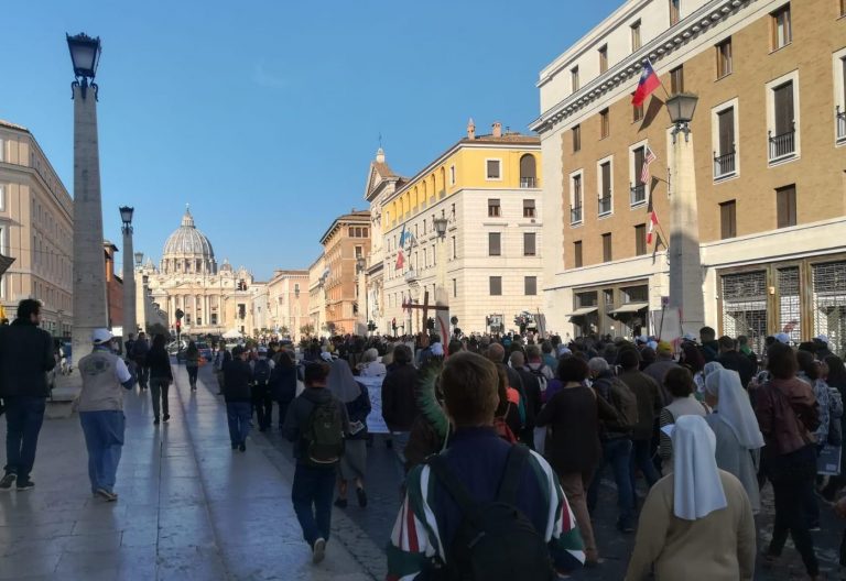 celebracion de un viacrucis indigena en el vaticano coinciendo con la celebracion del sinodo