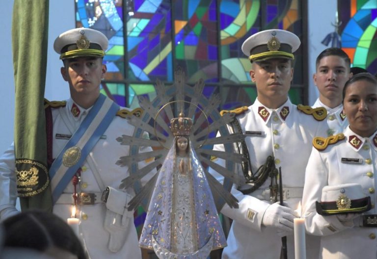 Militares argentinos que participan en una ceremonia en la cual recibieron la imagen de la Virgen