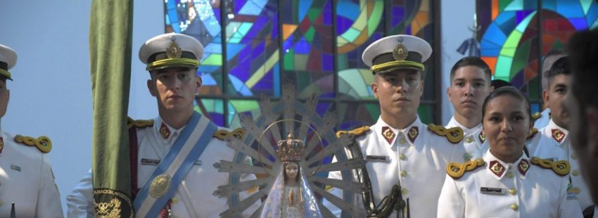 Militares argentinos que participan en una ceremonia en la cual recibieron la imagen de la Virgen