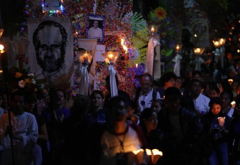 Miles de salvadoreños conmemoran el aniversario de la masacre de la UCA/EFE