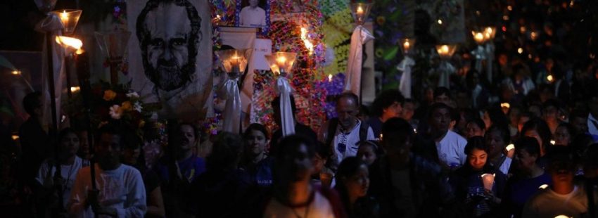 Miles de salvadoreños conmemoran el aniversario de la masacre de la UCA/EFE