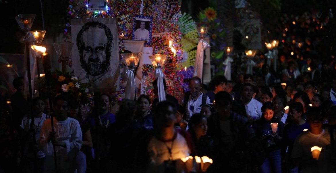 Miles de salvadoreños conmemoran el aniversario de la masacre de la UCA/EFE