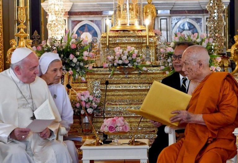 Francisco, en su encuentro con el patriarca supremo budista en Bangkok