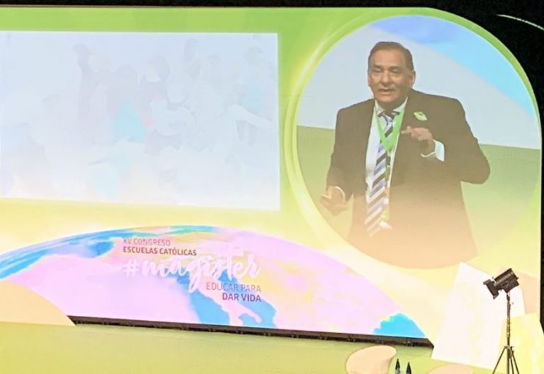 José Antonio Fernández Bravo: “El maestro no puede confundir ‘lucir’ con ‘alumbrar’”