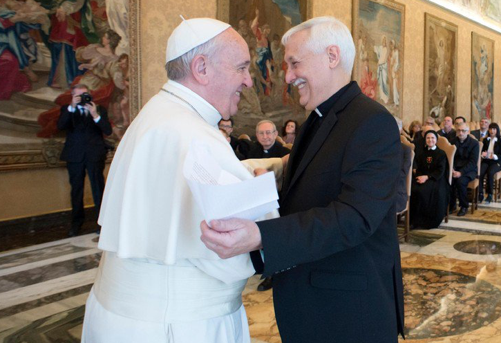 Francisco pide a los jesuitas que sigan “al servicio de los crucificados de nuestro tiempo”