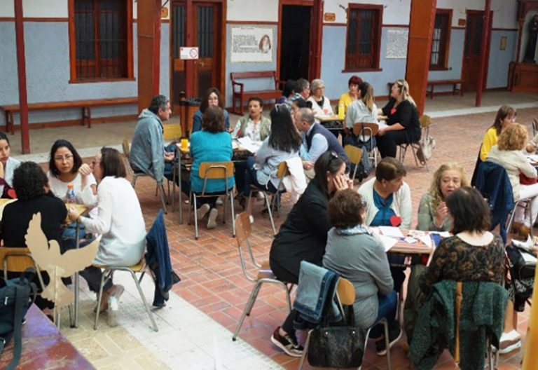 En cabildos, los chilenos buscan salidas a la crisis