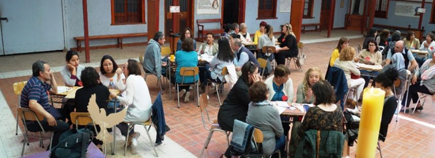 En cabildos, los chilenos buscan salidas a la crisis