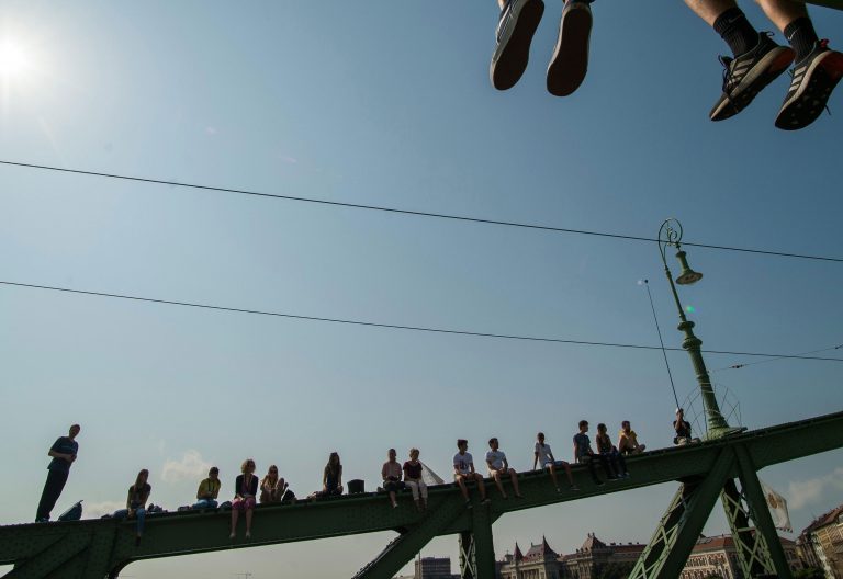 Gente en misa católica Budapest