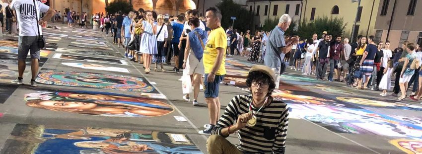 Joven mexicano pinta a la Virgen María con gises y gana un concurso internacional