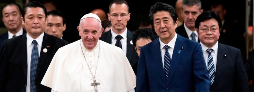 El papa Francisco, en su reunión con el primer ministro de Japón