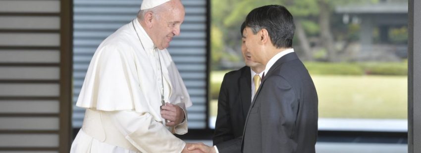 El Papa y el emperador de Japón: un apretón de manos a cambio de los fastos de antaño