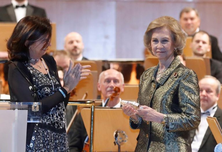 La Reina Sofía recibe el Premio Extraordinario Manos Unidas