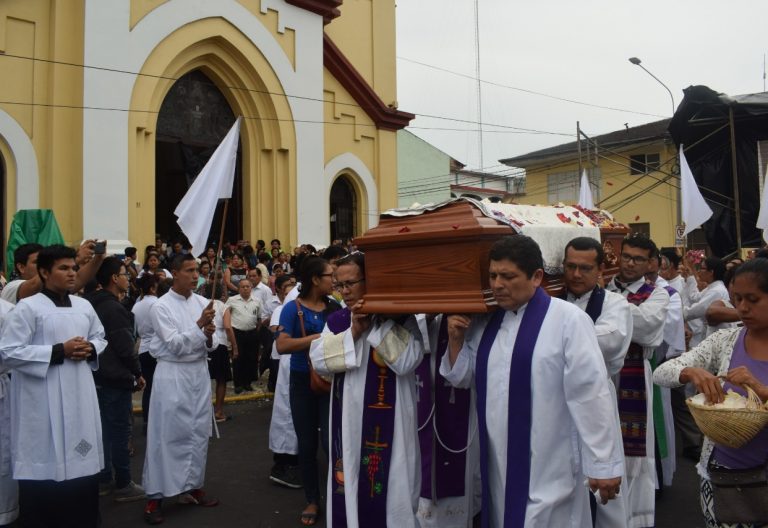 Emotivo adiós a Miguel Olaortúa, obispo de Iquitos