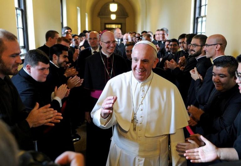 Francisco quiere que los seminaristas encuentren a Jesús “en la cara y en la carne de los