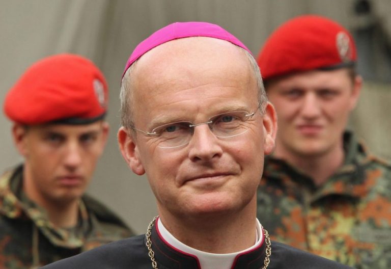 El obispo alemán Franz Josef Overbeck