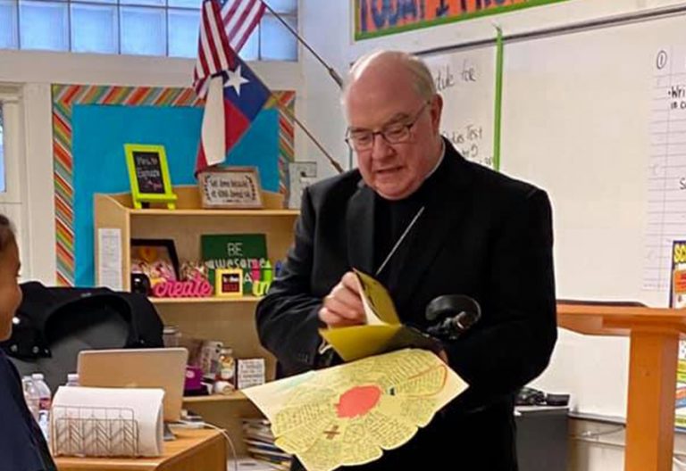 Un obispo estadounidense donó células madre para salvarle la vida a una madre