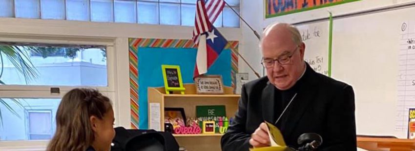 Un obispo estadounidense donó células madre para salvarle la vida a una madre