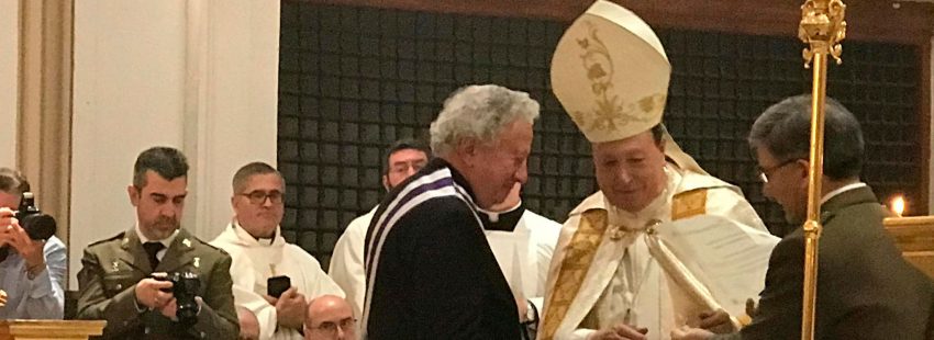 Antonio Pelayo recibe la medalla del Arzobispado Castrense por parte de Juan del Río