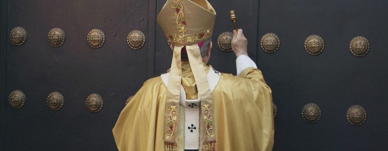 El arzobispo de Sevilla, Juan José Asenjo, abriendo la puerta santa el pasado 23 de noviembre