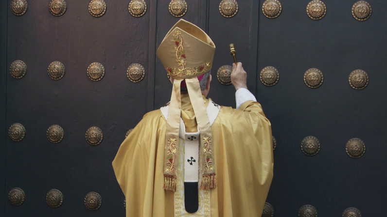 El arzobispo de Sevilla, Juan José Asenjo, abriendo la puerta santa el pasado 23 de noviembre