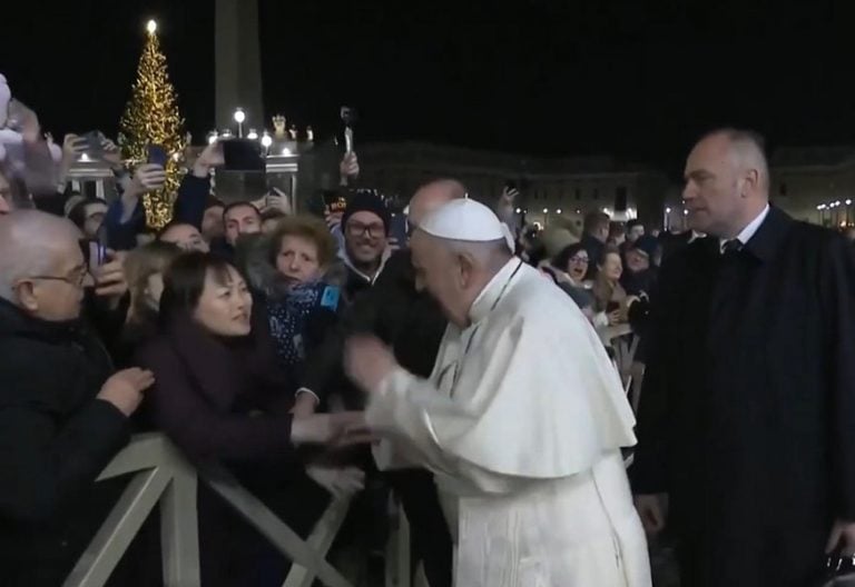 Del agarrón a Francisco al placaje a Benedicto XVI: el día que los fieles hicieron tambalear al