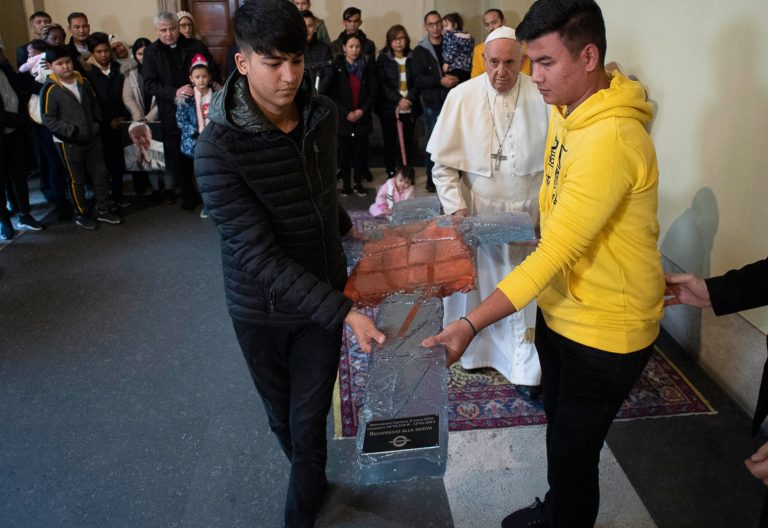 El Papa coloca una cruz con un chaleco salvavidas en el Vaticano en recuerdo a migrantes y