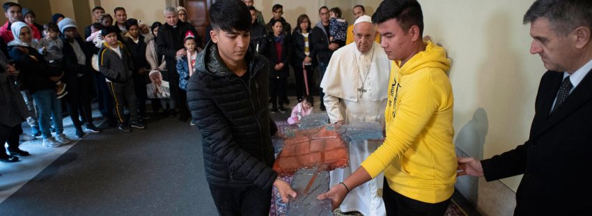 El Papa coloca una cruz con un chaleco salvavidas en el Vaticano en recuerdo a migrantes y