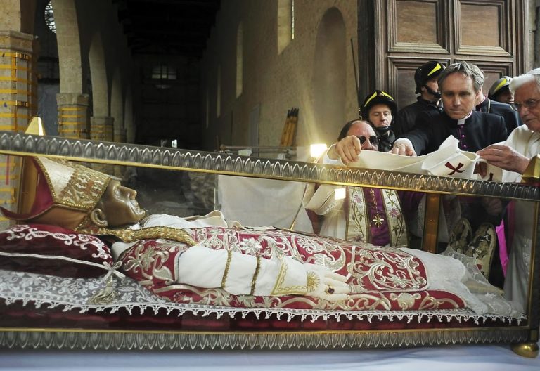 Benedicto IX, Celestino V y Gregorio XII, los integrantes, junto a Benedicto XVI, del selecto club