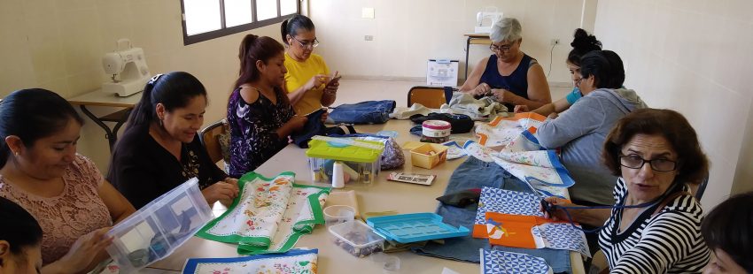 Mujeres realizando talleres