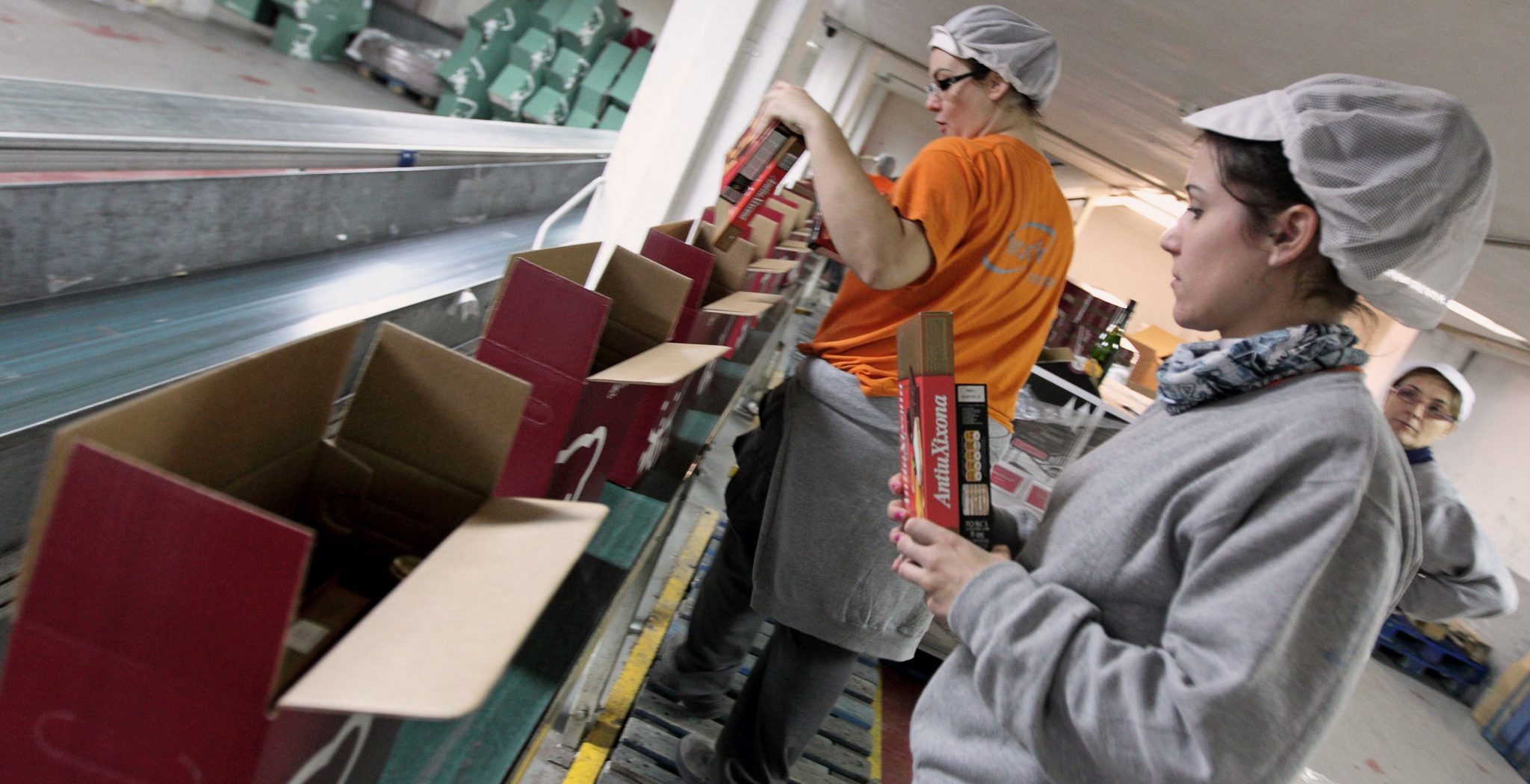Trabajadoras en una fábrica de turrones