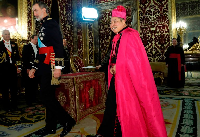 Bernardito Auza, nuncio en España, con el rey Felipe VI