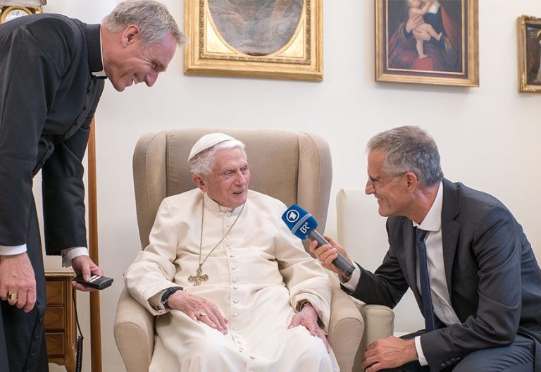 Benedicto XVI reaparece en una entrevista en la radiotelevisión bávara