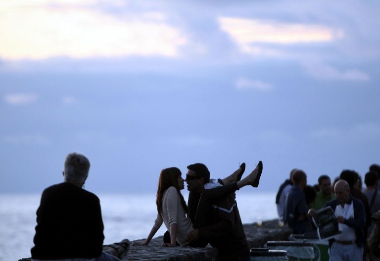 Pareja hombre y mujer, beso
